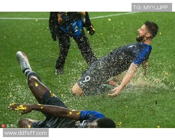 足球明星们欢聚一堂尽情滑草庆祝胜利时刻的精彩瞬间 足球明星们欢聚一堂尽情滑草庆祝胜利时刻的精彩瞬间