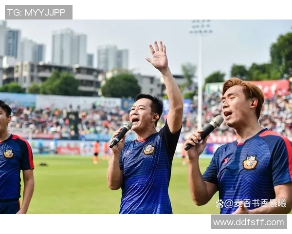 香港足球明星队激情四溢的踢球瞬间展现团队精神与运动魅力 香港足球明星队激情四溢的踢球瞬间展现团队精神与运动魅力